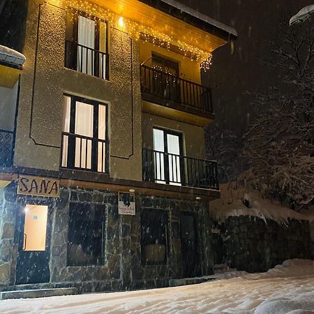 Гостевой дом Sana Местия Экстерьер фото